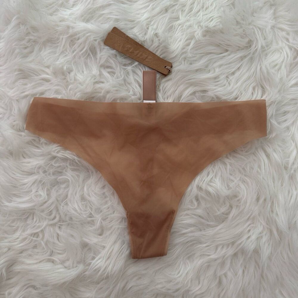 Skims Invisible Thong Clay Size Small